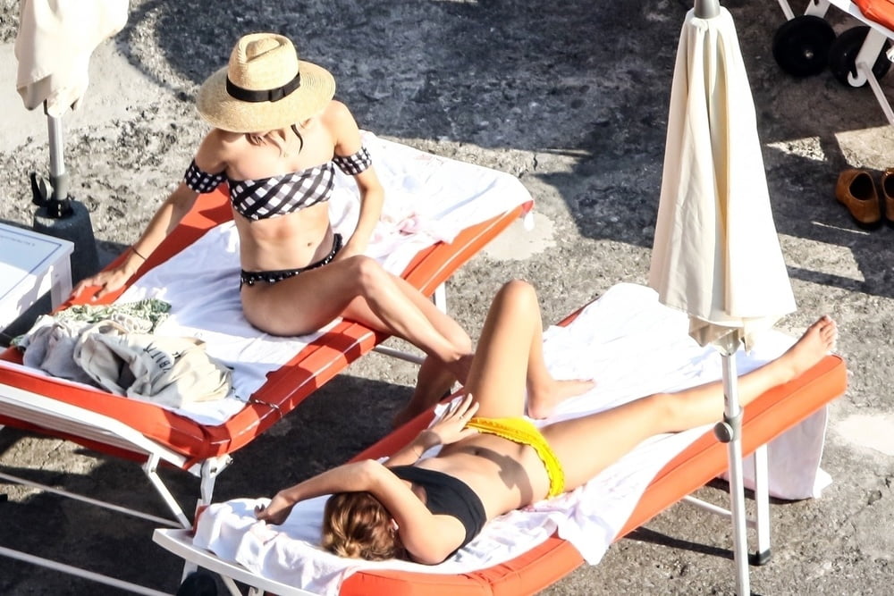 Emma Watson, en bikini sur la plage de Positano, Italie, le 4 août.
 #87822144