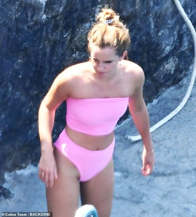 Emma Watson, en bikini sur la plage de Positano, Italie, le 4 août.
 #87822181