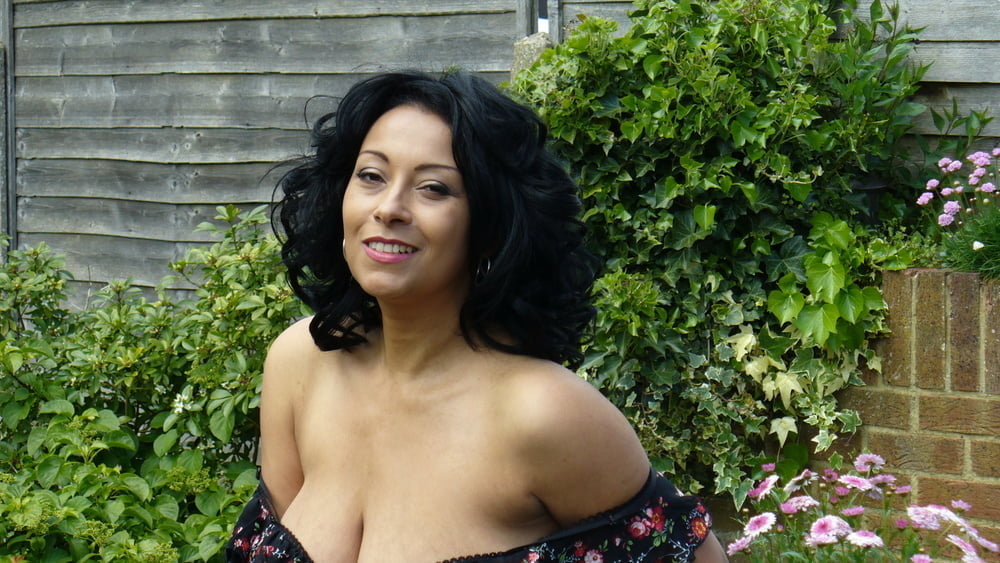 Donna ambrose con vestido estampado en el patio non nude
 #95145763