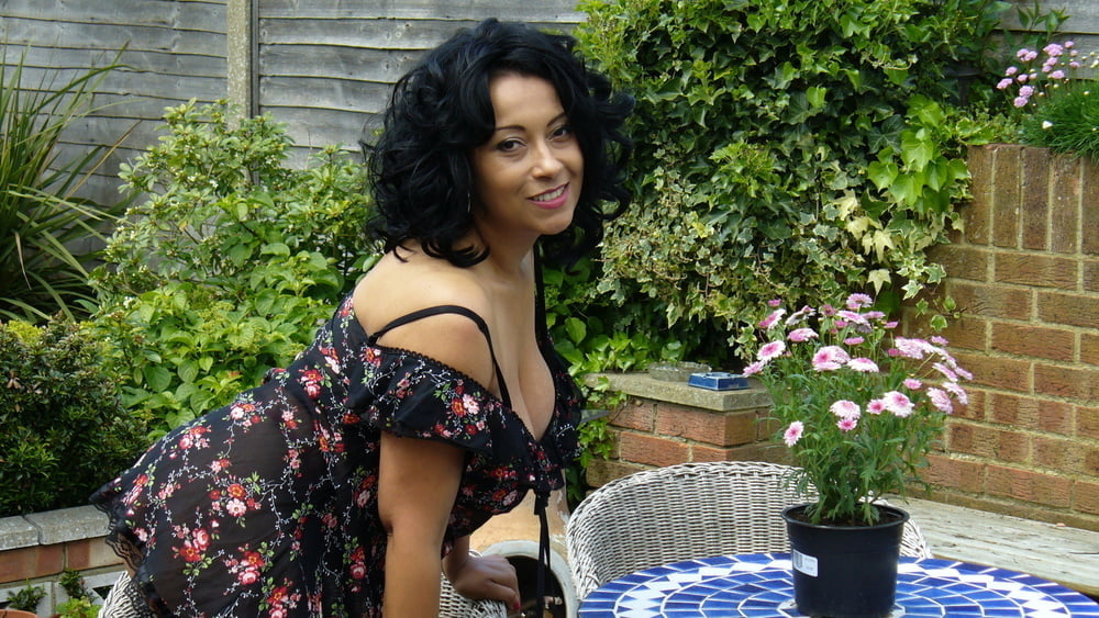 Donna ambrose portant une robe imprimée sur le patio non nue
 #95145764
