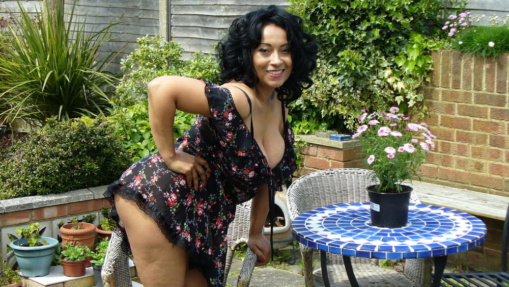 Donna ambrose con vestido estampado en el patio non nude
 #95145773