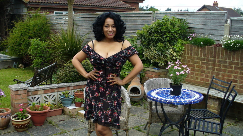 Donna ambrose portant une robe imprimée sur le patio non nue
 #95145775