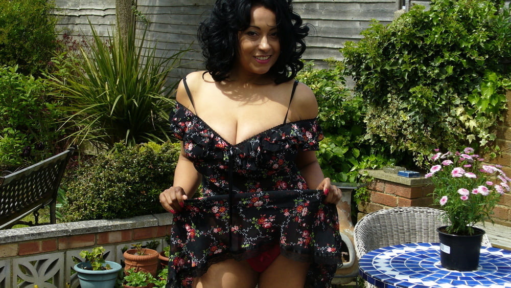 Donna ambrose portant une robe imprimée sur le patio non nue
 #95145794