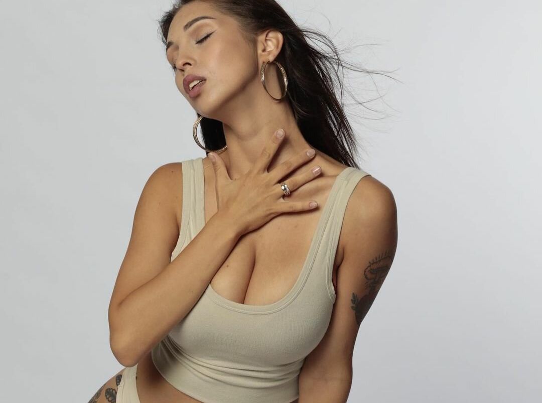 Aisultana desnuda #107770306