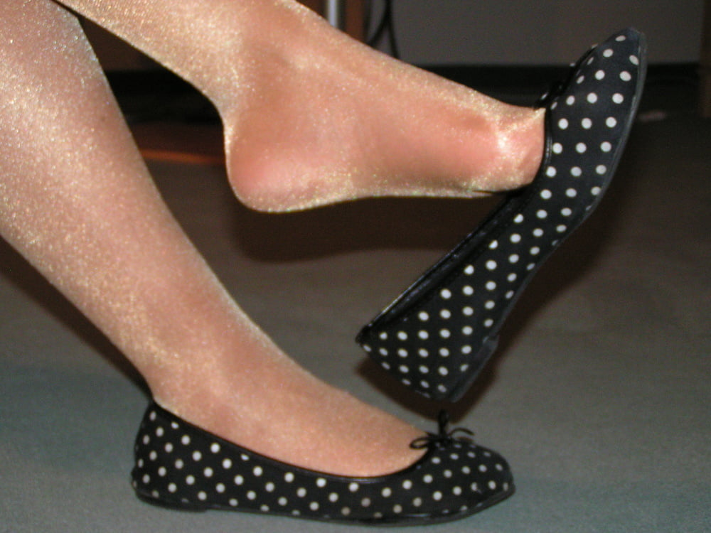 履き古した靴を履いた元カノ
 #93371233