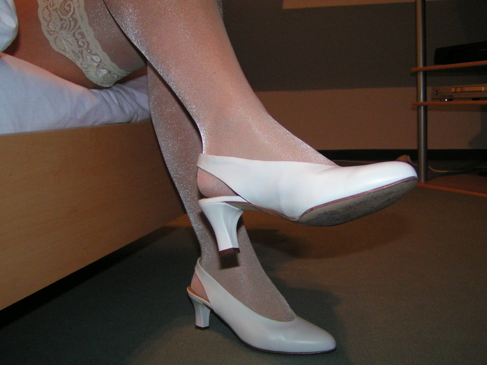 履き古した靴を履いた元カノ
 #93371241