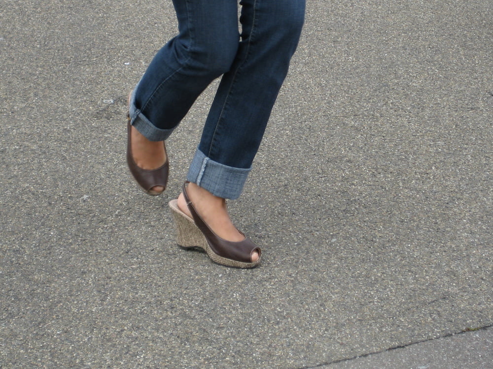 履き古した靴を履いた元カノ
 #93371244