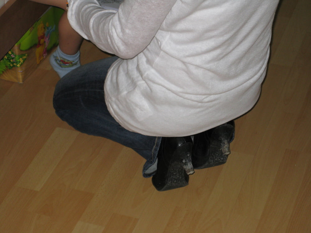 履き古した靴を履いた元カノ
 #93371247