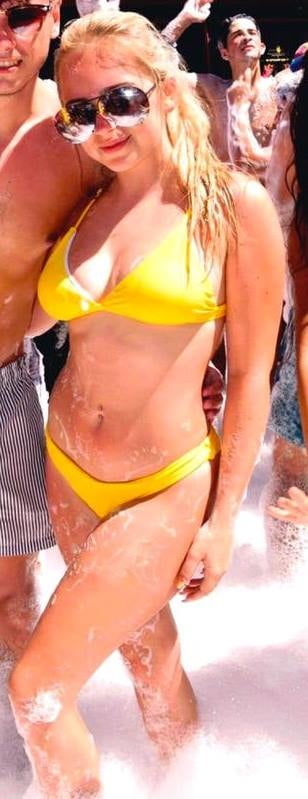 Schlampen in winzigen Bikinis 342
 #81835931
