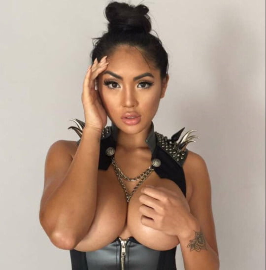 Chica asiática carga 7
 #82318128