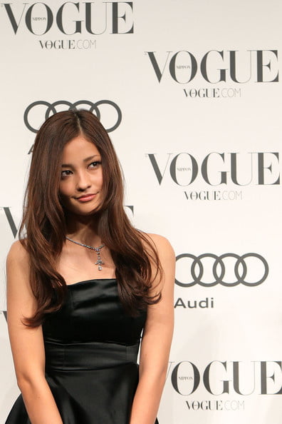 Chica asiática carga 7
 #82318153