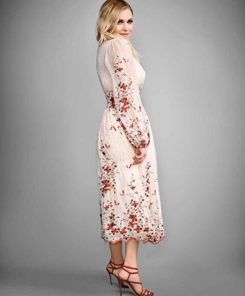 Eliza Taylor desnuda #109138707