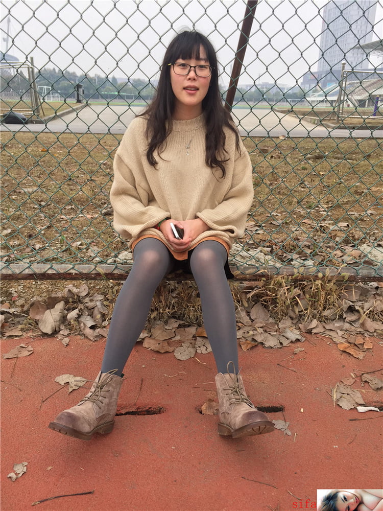 Asia chica con gafas 17
 #104180990