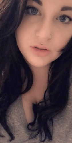 唇を噛む
 #91121337