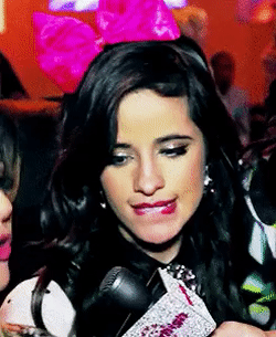 唇を噛む
 #91121387