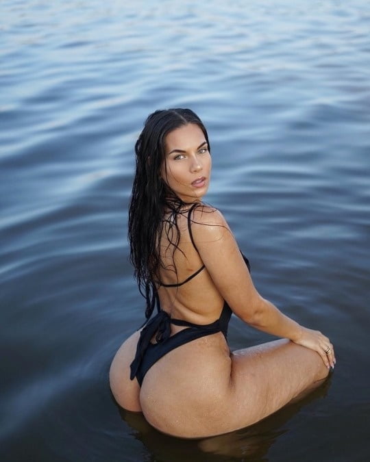 Chica latina carga 6
 #104837146