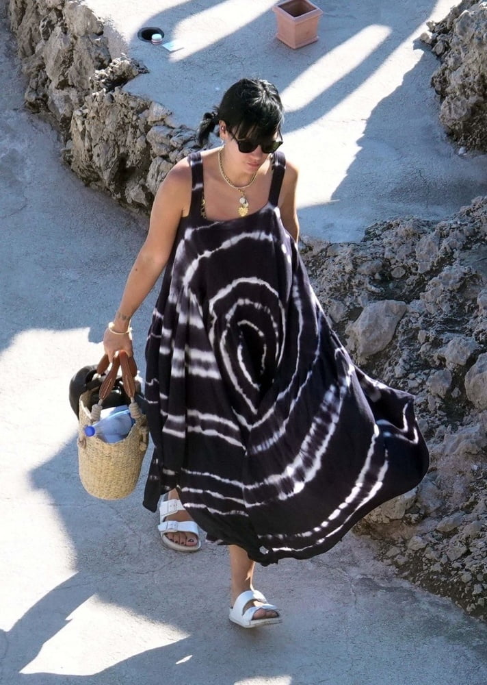 Lily Allen mostra le sue curve da troia in bikini
 #88813864