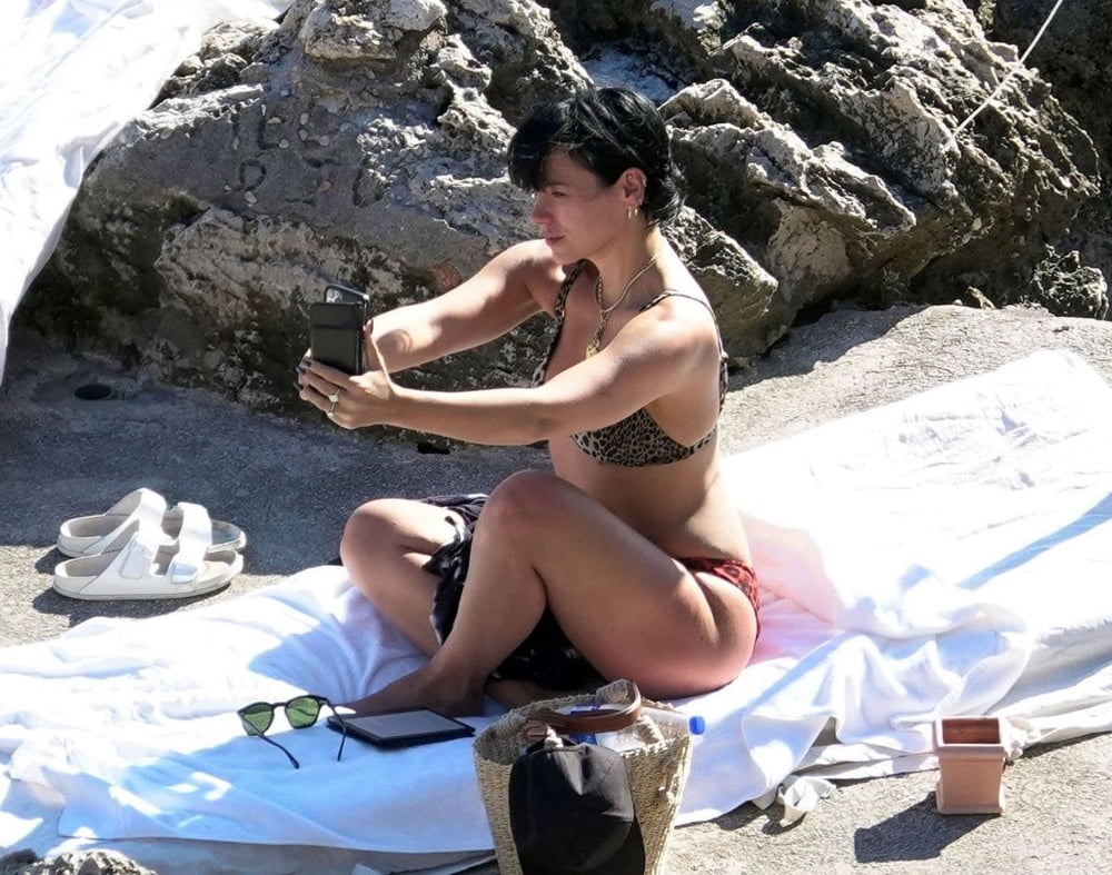 Lily Allen mostra le sue curve da troia in bikini
 #88813871