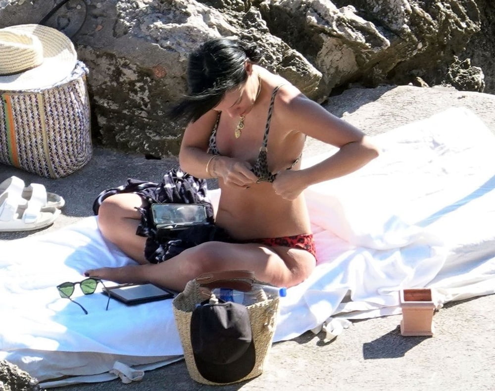 Lily Allen zeigt ihre schlampigen Kurven in einem Bikini
 #88813879