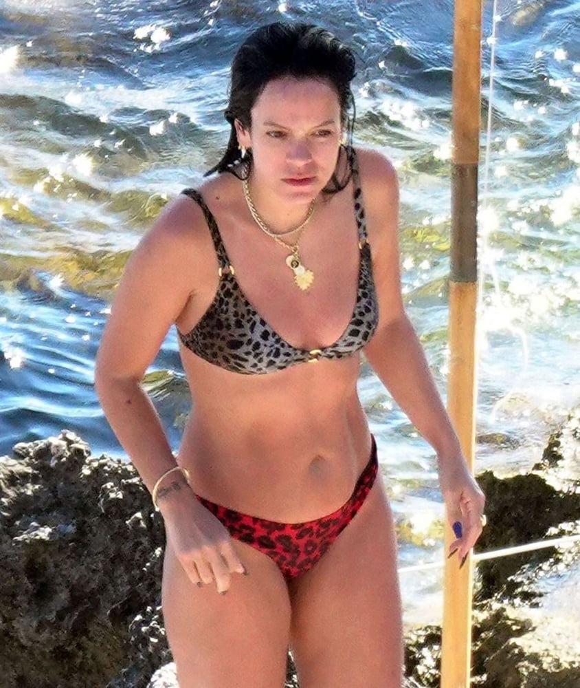 Lily Allen Shows her Slutty Curves in a Bikini #88813914