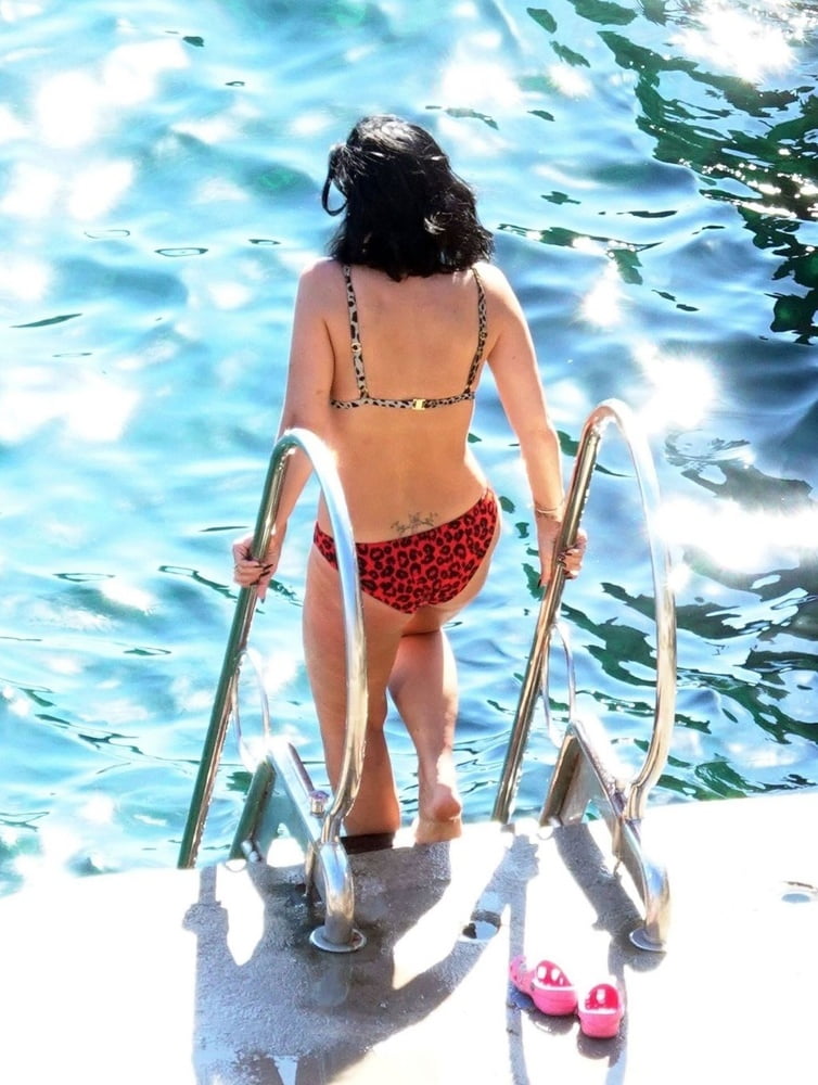 Lily Allen mostra le sue curve da troia in bikini
 #88813926