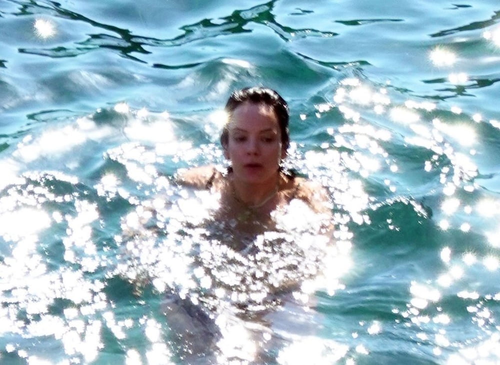 Lily allen montre ses courbes de salope dans un bikini
 #88813928
