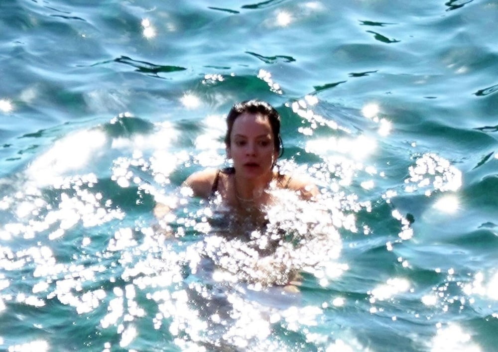 Lily allen montre ses courbes de salope dans un bikini
 #88813930