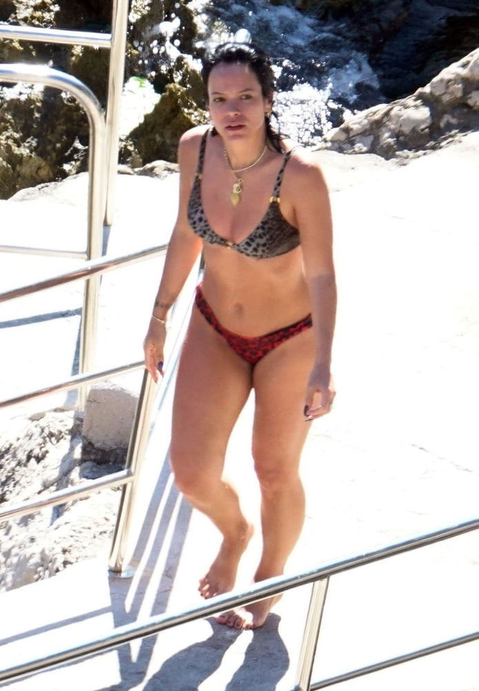 Lily Allen Shows her Slutty Curves in a Bikini #88813981