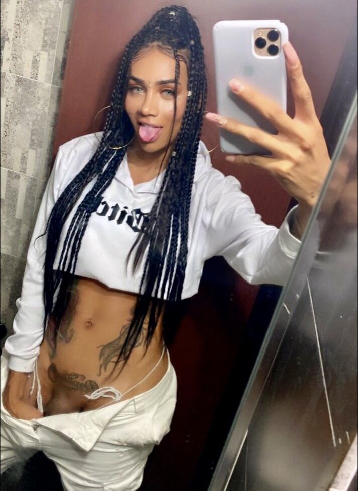 Laura Saenz desnuda #109010572