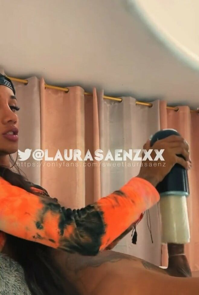 Laura Saenz desnuda #109010582