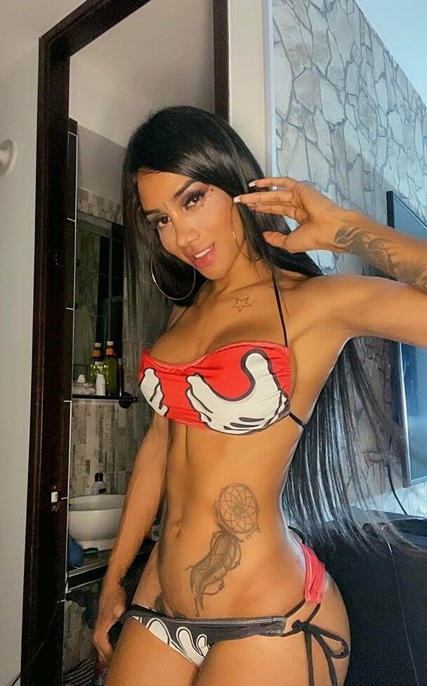 Laura Saenz desnuda #109010603