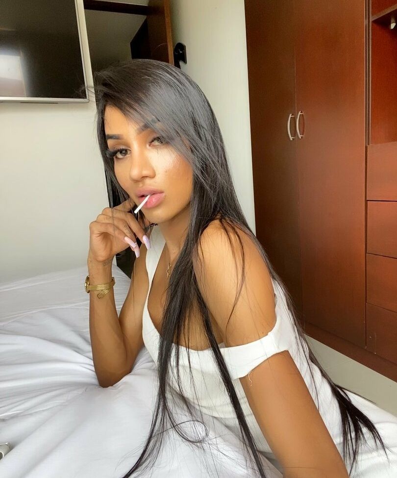 Laura Saenz desnuda #109010605