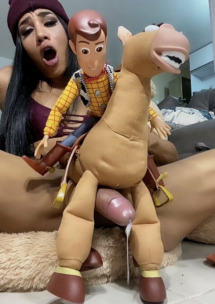 Laura Saenz desnuda #109010607