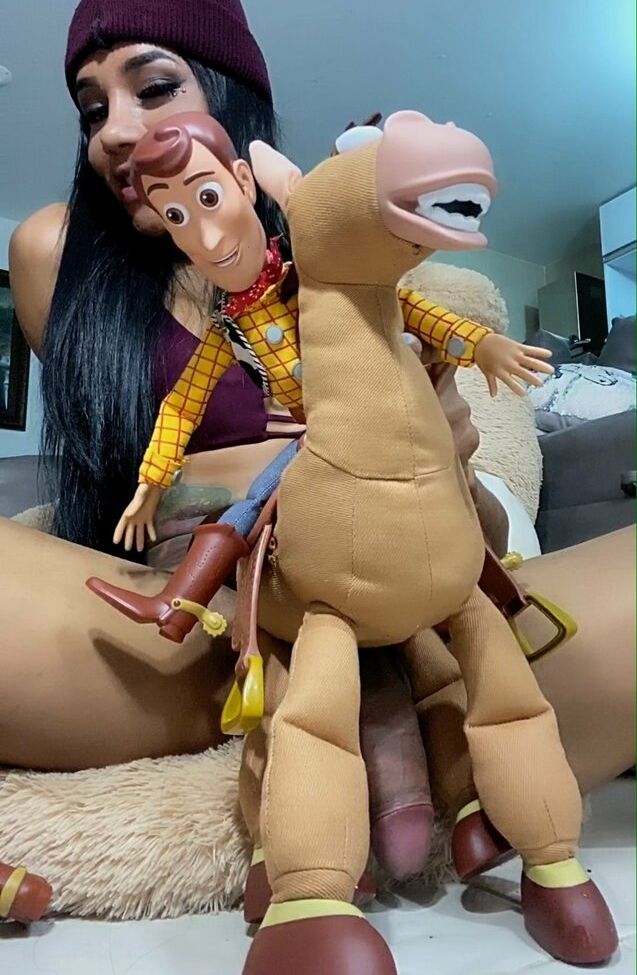 Laura Saenz desnuda #109010609