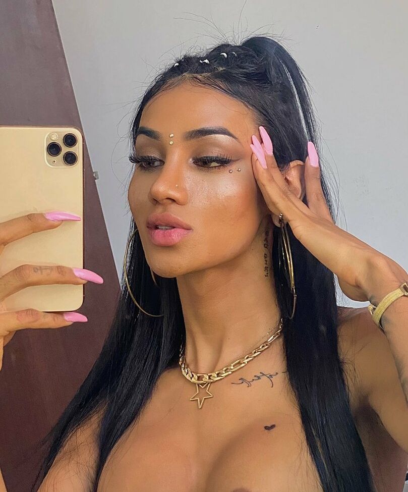 Laura Saenz desnuda #109010619