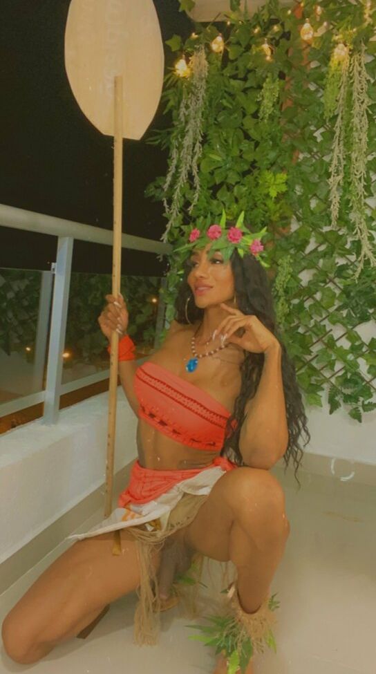 Laura Saenz desnuda #109010621