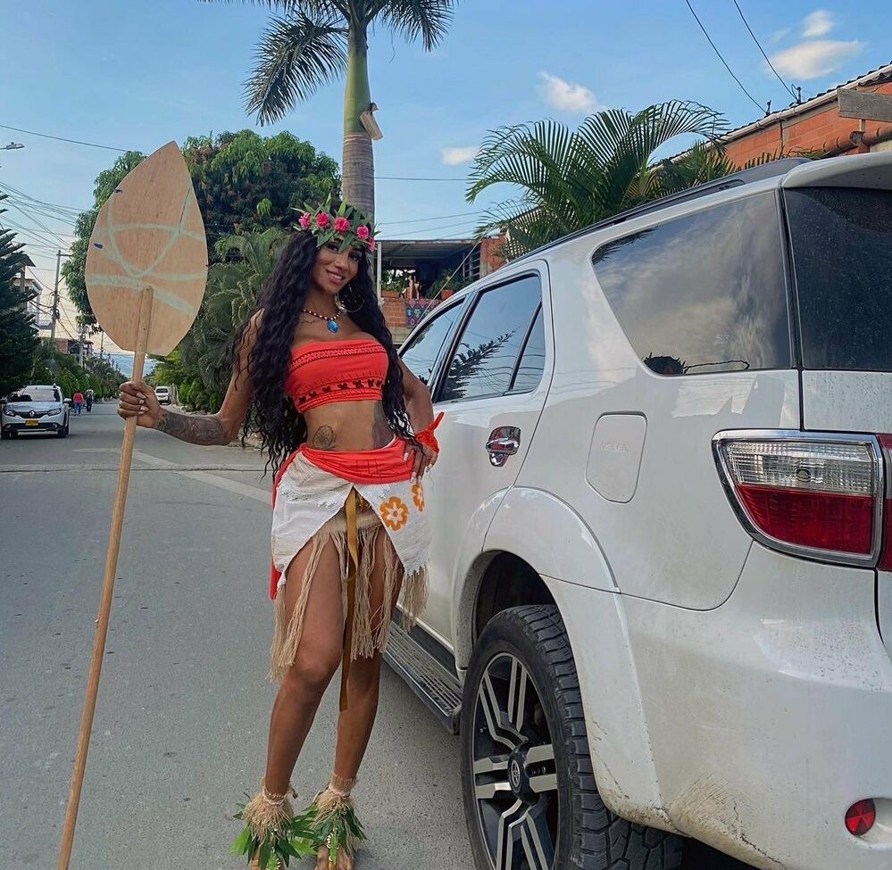 Laura Saenz desnuda #109010623