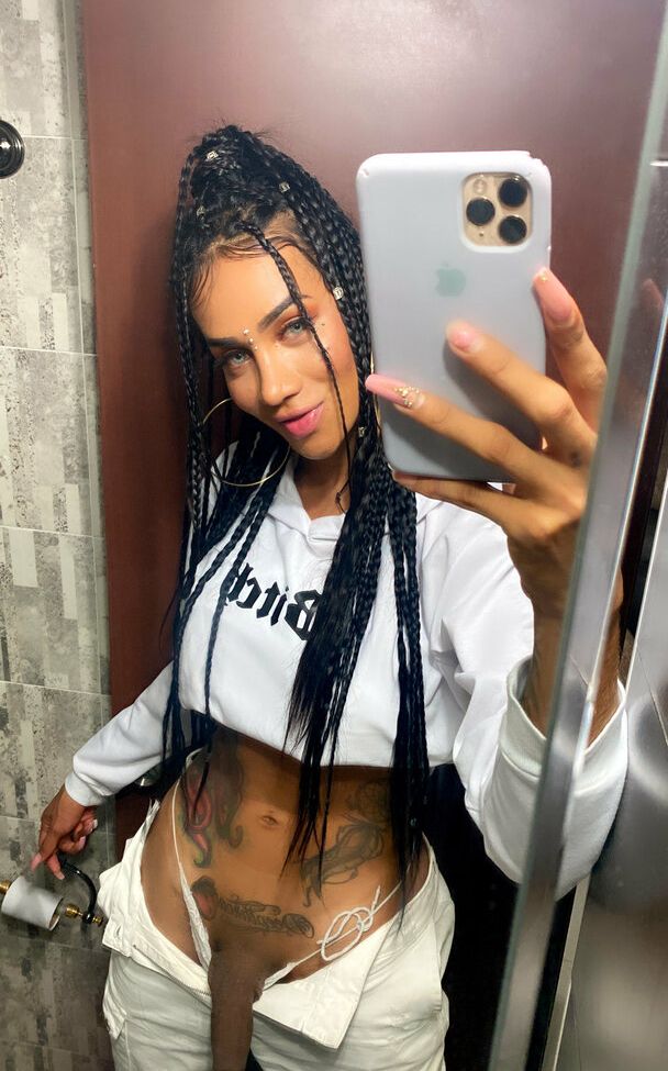 Laura Saenz desnuda #109010625