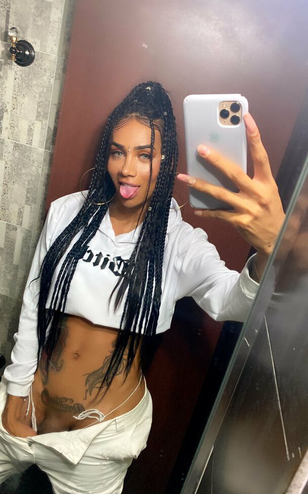 Laura Saenz desnuda #109010626