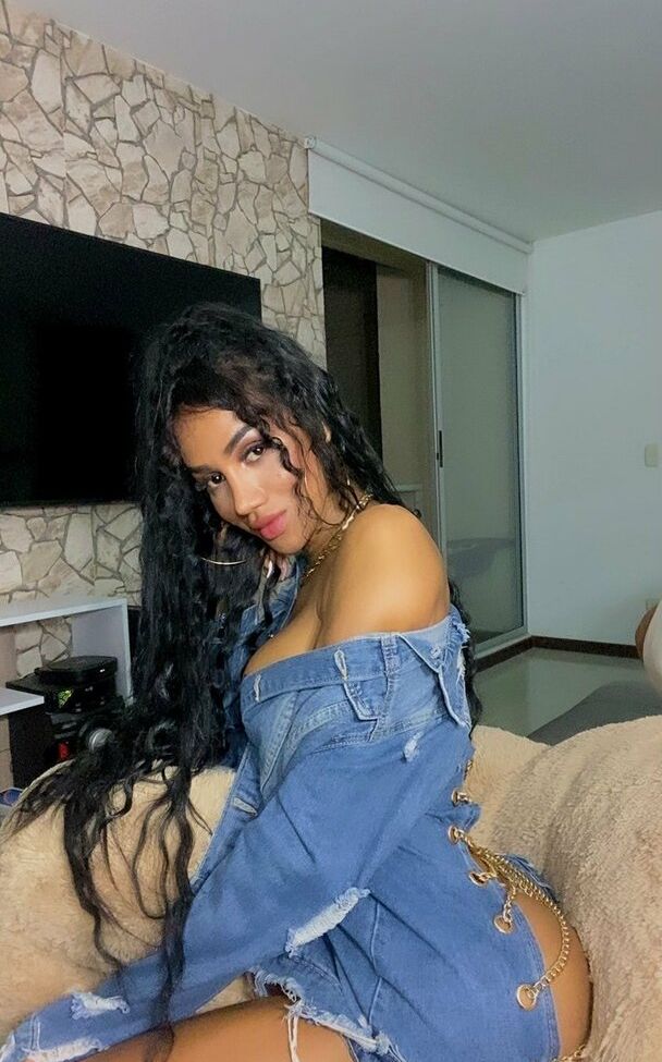 Laura Saenz desnuda #109010629