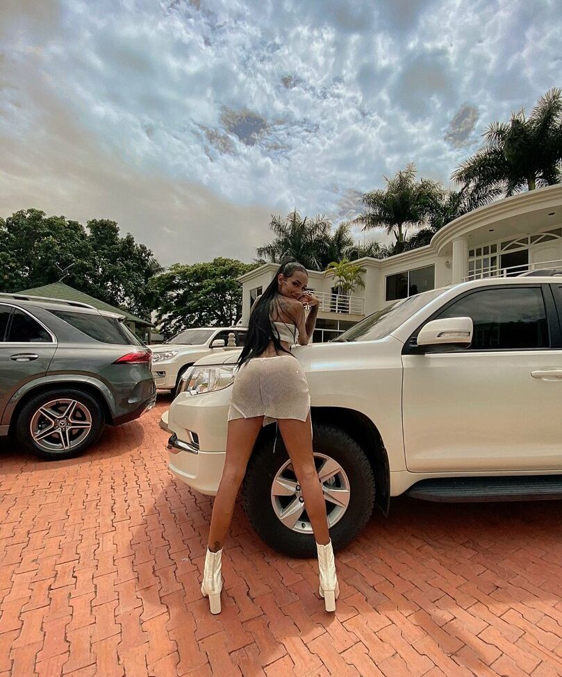 Laura Saenz desnuda #109010644