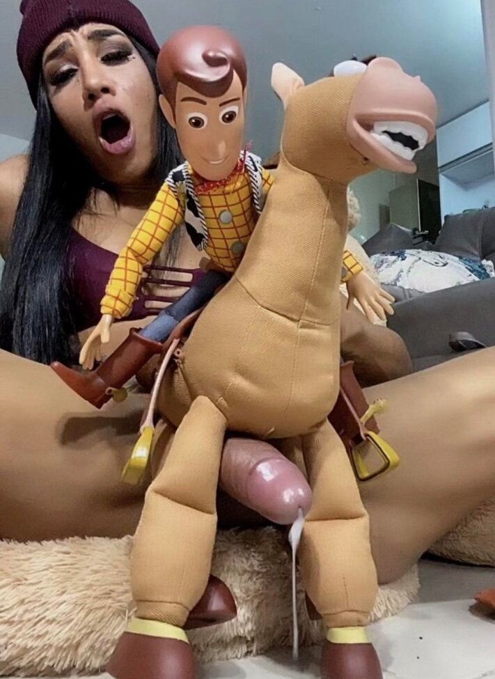 Laura Saenz desnuda #109010656