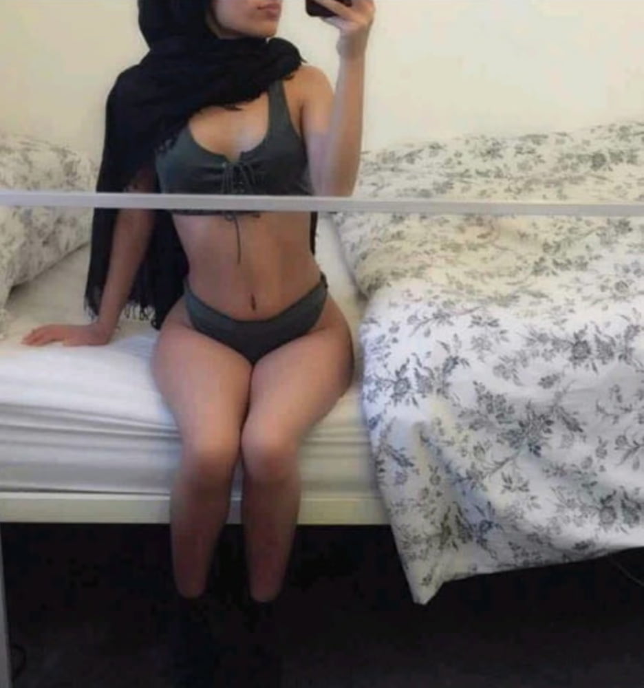 Hijabi posiert in Unterwäsche
 #96655746