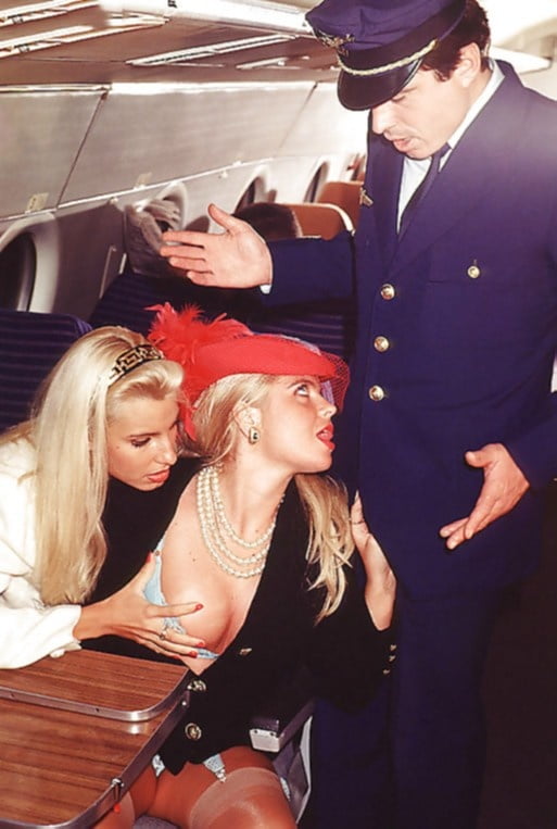 Timea Margot et Monica Orsini se font baiser dans un avion
 #98670256