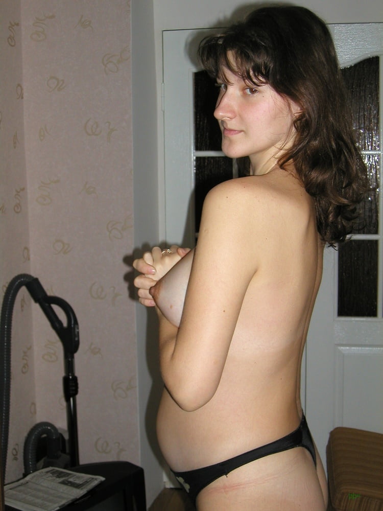 妊娠中のブルネット・オルガのトップが巨大化
 #99662501