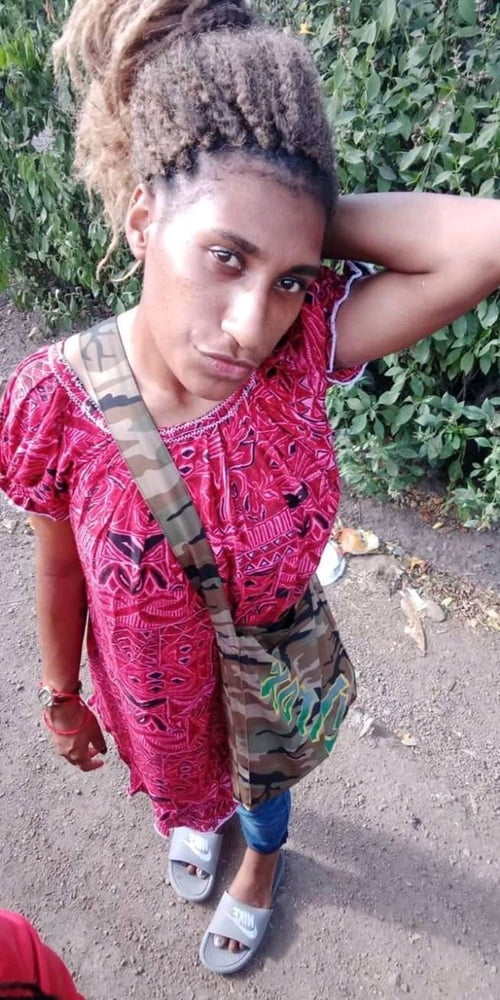 Tapferer schlanker Teenie zeigt alles
 #80974169