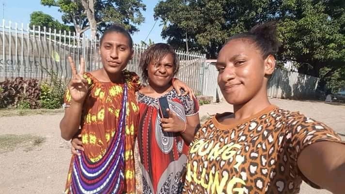 Tapferer schlanker Teenie zeigt alles
 #80974177