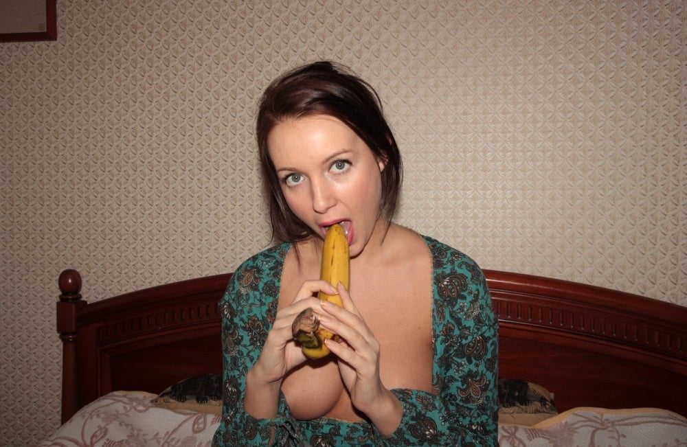 Chatte ouverte et succion de banane
 #105164815