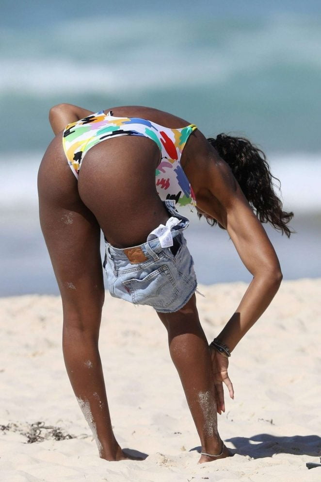 Kelly Rowland cul et seins en bikini
 #105564086