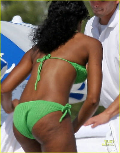 Kelly Rowland cul et seins en bikini
 #105564162